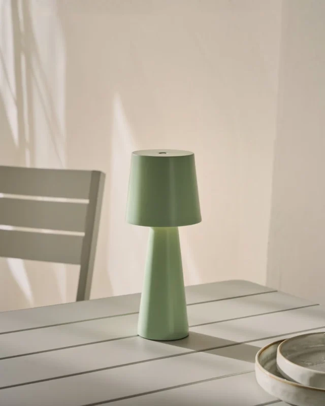Light it up 💡⁠
⁠
Arenys er en bærbar bordlampe, som du nemt kan tage med dig rundt i hjemmet. Brug den udenfor på en varm sommeraften eller indenfor i stuen, for at tilføje ekstra hygge 🤍⁠
