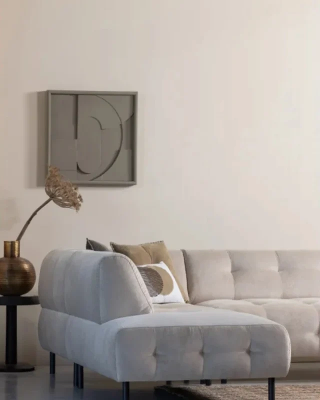 Med den stilfulde hjørnesofa Lloyd fra WOOOD Exclusive opnår din stue både et luksuriøst touch og en behagelig siddeoplevelse 🤍