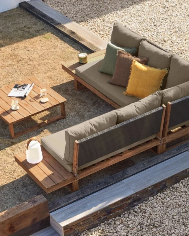Er du på udkig efter en lækker udendørs sofa med plads til både venner og familie? Så er Flaviina en oplagt hjørnesofa, der vil skabe et smuk og hyggeligt loungeområde 🤍