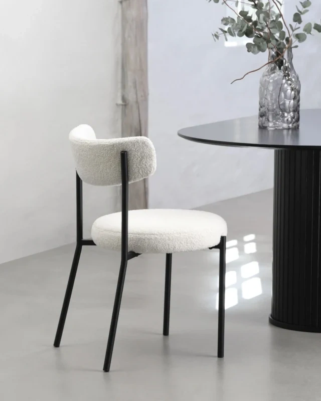 Ønsker du også en smuk spisebordsstol med god komfort? Så kan jeg varmt anbefale Gimli fra Nordique Design 🤍⁠
⁠
Spisebordsstolen skiller sig ud med sin råhvide og sorte farvekombination, der tilfører et moderne nordisk touch til ethvert spiseområde 😍