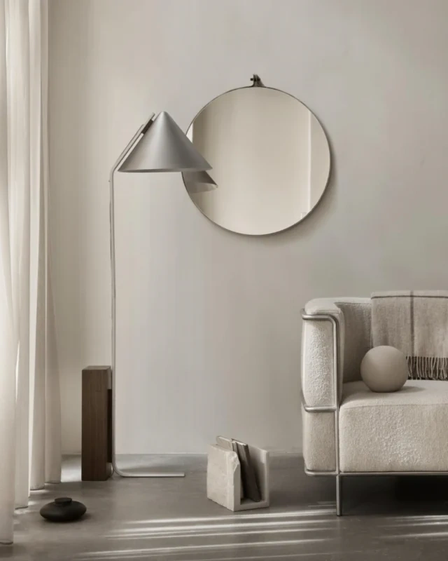 Er du på udkig efter en smuk og minimalistisk gulvlampe, der kan sætte prikken over i'et i din stue? Så er Cone gulvlampen fra Kristina Dam Studio muligvis noget for dig 🤍