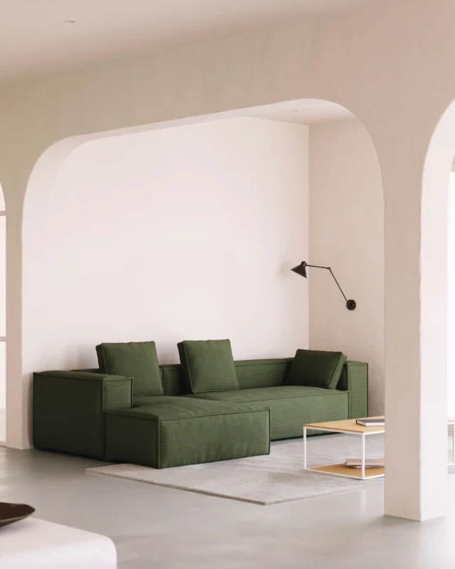 Blok sofaens dybe grønne farve og design understreger en kombination af nordisk og moderne stil, der passer perfekt til nutidens trends 💚 ⁠
⁠
Den indbyder til at tilbringe hver dag i afslapning og komfort - et ideelt valg for enhver, der ønsker at forny deres opholdsstue med både stil og funktionalitet 🤩