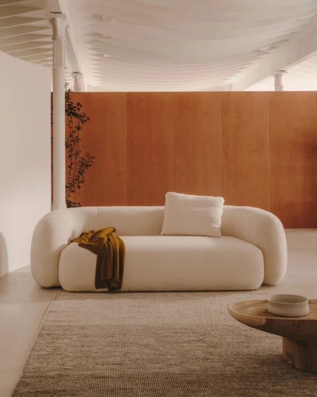 Jeg vil her præsentere dig for en af vores populære sofaer; Martina sofa fra @kavehome 🤍 Den har smukke runde former og er i boucle stof. Jeg kan virkelig godt forstå, at den er populær, for wow hvor er den flot 🤩
