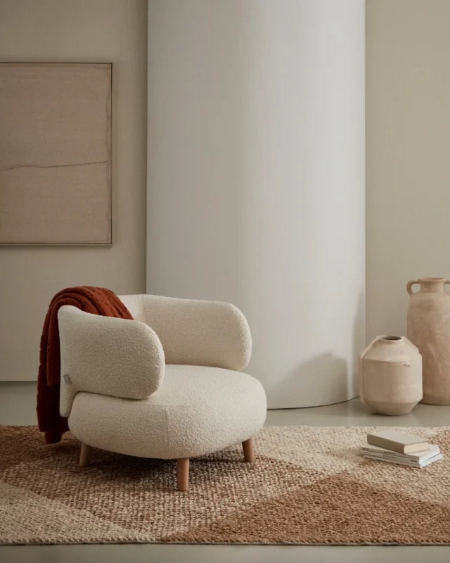 Bring komfort og stil til din stue med denne elegante Luisa lænestol fra Kave Home 🤍 ⁠
⁠
Stolen er betrukket med en indbydende hvid fleece, der tilføjer en følelse af varme og hygge til dit hjem ✨
