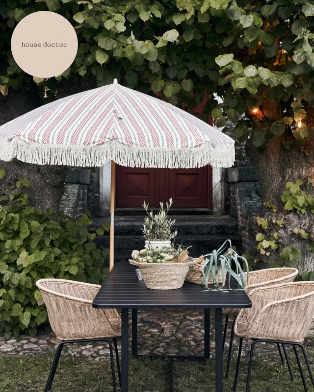 Et kæmpe must til sommeren er en god parasol! Og hvorfor ikke sætte lidt farve og mønster på! Her er Umbra parasolen hvid, rød og grøn fra House Doctor et perfekt bud 🌞⁠
#likehomedk #scandihome #scandiliving #nordichomes #interiorlovers #interiør #interiørmagasinet #boliginspiration #spring #summer #outdoor #housedoctor