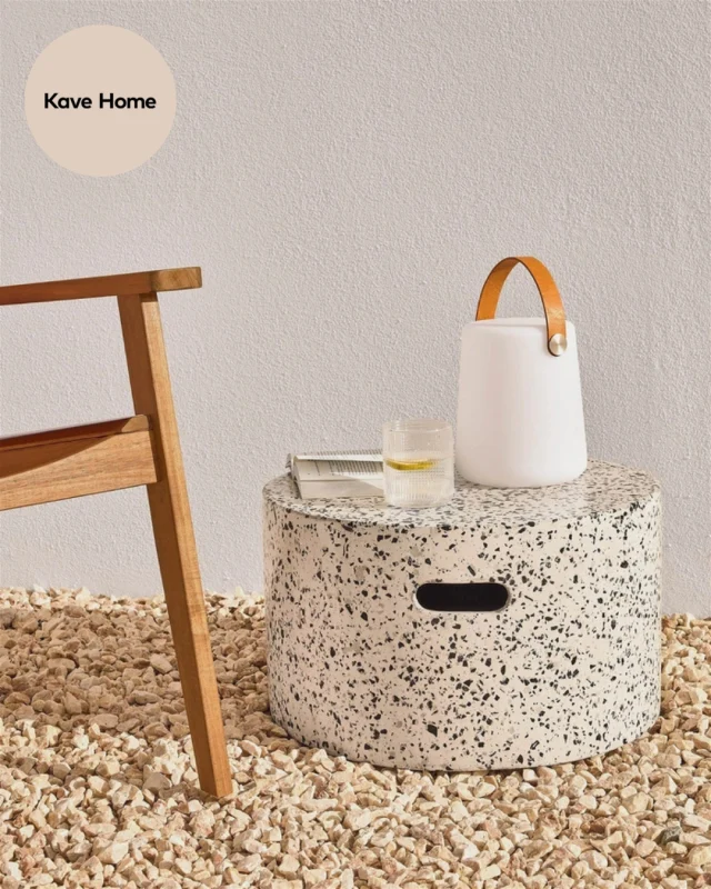 Sofabordet Jenell fra Kave Home har et stilrent udseende med et hvidt terrazzo finish, der tilfører elegance til ethvert udendørs rum 🤍