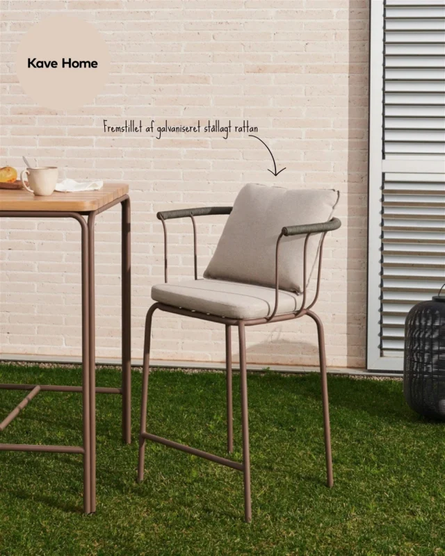 Mangler du den perfekte barstol til dit udendørsområde? Så tag lige et kig på Salguer barstolen fra Kave Home, som virkelig skiller sig ud med sit smukke design 🩶