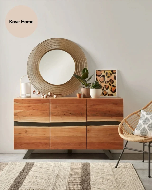 Place spejlet fra Kave Home er et vintage vægspejl, som har en smuk ramme af metalstænger med et skinnende messing finish. Det giver et overdådigt og moderne udtryk, som kan noget helt specielt ✨️
