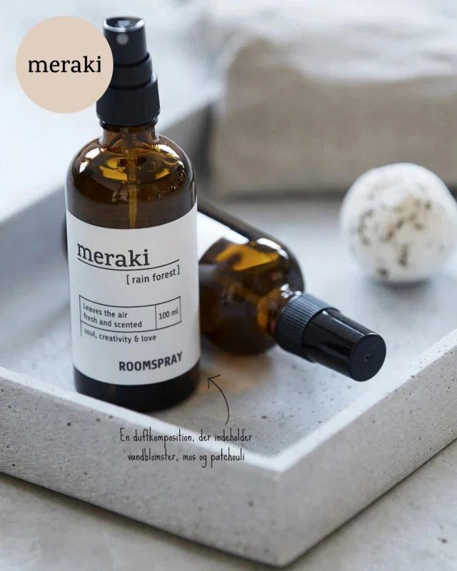 Roomspray'en med duften rain forest fra Meraki er perfekt til dagligstuen, soveværelset eller badeværelset, da den skaber både en afslappet og indbydende stemning 😍