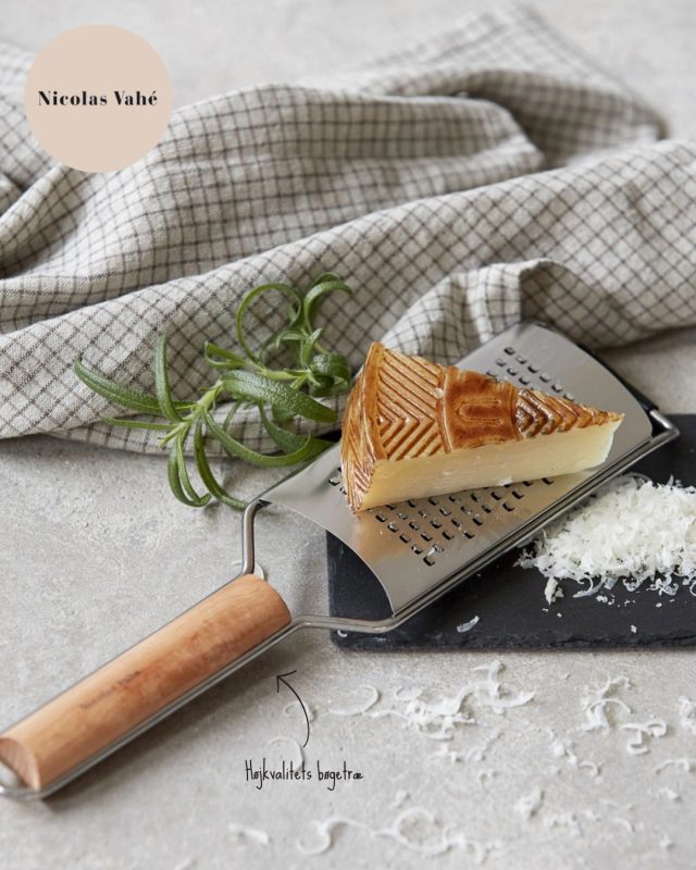Dette fine Grater Fine rivejern fra Nicolas Vahé er det ideelle værktøj for enhver, der sætter pris på delikate smagsnuancer i deres madlavning. Uanset om du skal rive hvidløg, løg, parmesan, muskat eller skallen fra en citrusfrugt, leverer dette rivejern en exceptionelt fin og ensartet rivning, der løfter dine retter til nye højder 😍