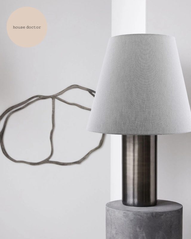 Fineste Bakora bordlampe fra House Doctor i antik metallisk finish 🩶