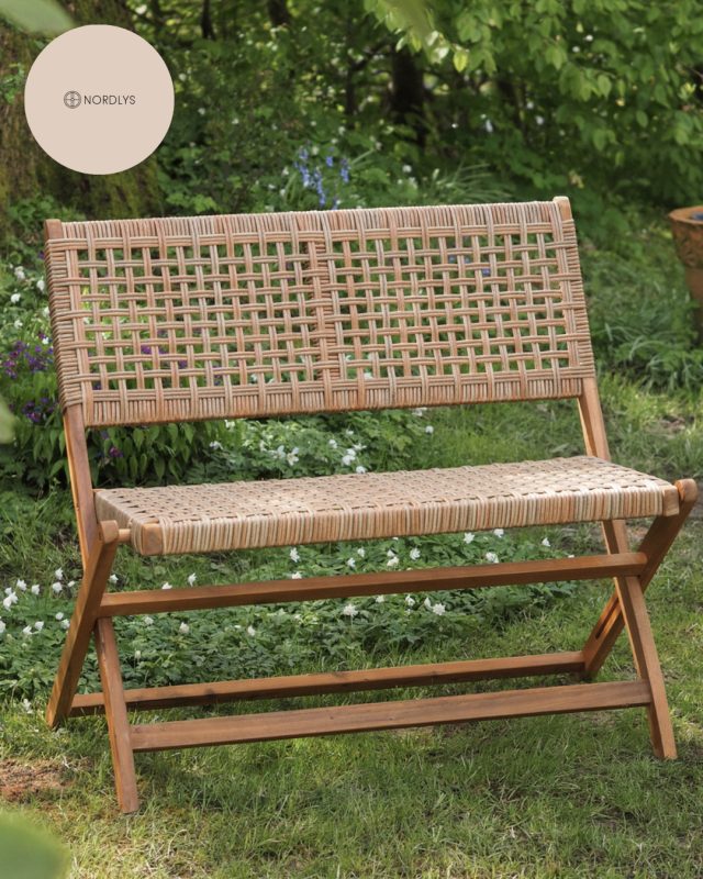 Leder du efter den perfekte bænk til haven, terrassen eller altanen? 🌿⁠
Så er Natal bænken fra Nordlys Furniture, vores nyeste brand på webshoppen, helt perfekt. Se lige hvor smuk den er… og så i flet! 😍🌞