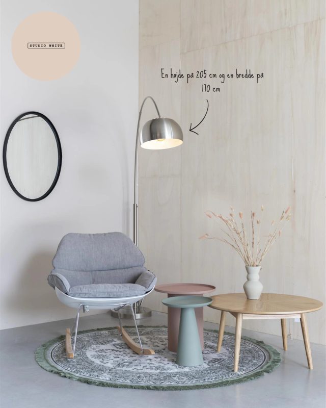 Metal gulvlampe i jern fra White Studio 🩶
