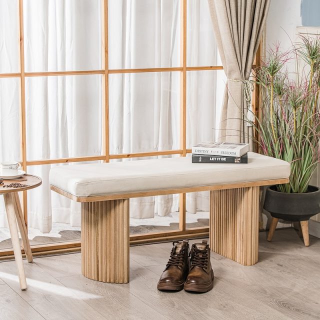 Med sin enkle skandinaviske formgivning og harmoniske farvevalg skaber Pireus-bænken fra Nordlys Furniture et indbydende afsætningssted i entréen, soveværelset eller ved spisebordet 😌

En fugtig klud er nok til at holde både fløjl og træ rent og pænt, så bænkens lyse nuance bevarer sin bløde glød i årene fremover 🧼

 #furnituredesign #interiordesign #interiors #interior #decor #homedecor #livingroom #decoration #interiorstyling #interiordecor #interiordesigner #home #homedesign #interiorinspiration #design