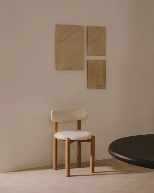 Med en indrammet præsentation, dominerer dette vægophæng med sine stilfulde og bølgende linjer, der fremhæver de rustikke, koloniale samt moderne og nordiske stilretninger, som Kave Home er kendt for 🖼️☺️⁠
⁠
Denne dekorative genstand er skabt til indendørs brug og er udstyret med kroge, der gør det nemt at montere på væggen ved hjælp af skruer eller andre egnede beslag. ⁠
⁠
⁠
#stueindretning #stueinspiration #hyggehjørne #nordicliving #sofastyle #stuedesign #interiør #boliginspiration #skandinaviskdesign #hygge⁠