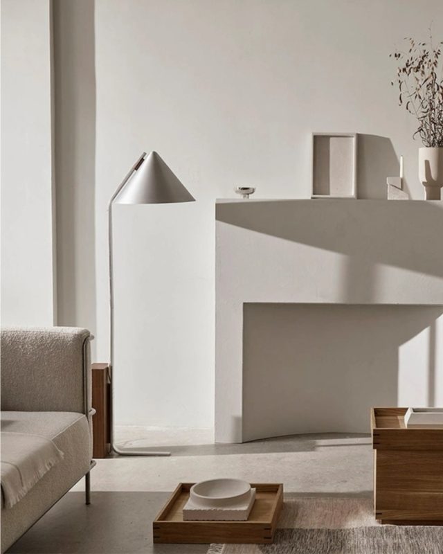 Cone-lamperne fremhæver det elegante kontrast af varme valnøddedetaljer og børstet stål, mens de geometriske former præsenterer et minimalistisk look 💡⁠
⁠
#stueindretning #stueinspiration #hyggehjørne #nordicliving #sofastyle #stuedesign #interiør #boliginspiration #skandinaviskdesign #hygge⁠