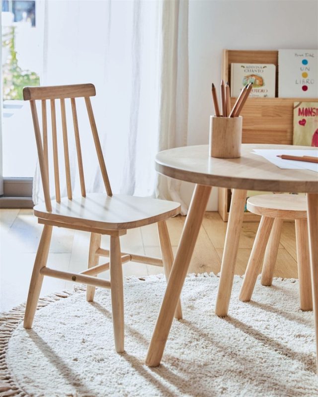 Dette er en smuk børnestol fra Kave Home’s Tressia-serie, fremstillet i massivt gummitræ og færdiggjort med en naturfarvet vandbaseret lak 🤎

Funktionaliteten er også i top med ben, der er udstyret med nylonpuder for at skåne gulvoverflader mod ridser eller skader 👏🏼

#homedecor #interiordesign #interior #decor #homedesign #interiors #instahome #design #decoration #interiordecor #homeinspo #interiorstyling