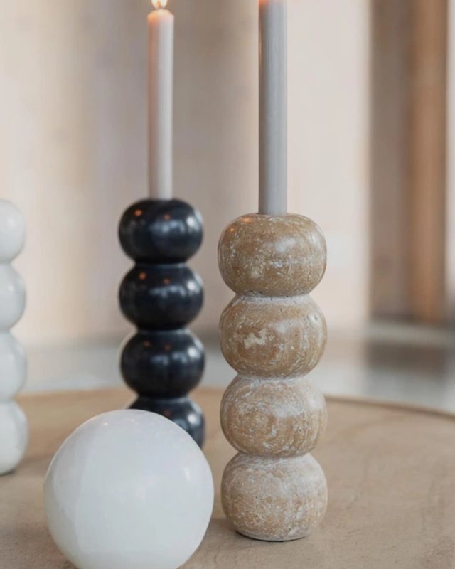 Mød Rome lysestagen 🕯️Den er perfekt til både spisestuen og stuen, hvor den med sin slående højde på 24 cm vil tiltrække opmærksomhed. Rome lysestagen er designet til at rumme ét lys og viser sit unikke skønhed selv uden en flamme 🤍⁠
⁠
⁠
#stueindretning #stueinspiration #hyggehjørne #nordicliving #sofastyle #stuedesign #interiør #boliginspiration #skandinaviskdesign #hygge⁠