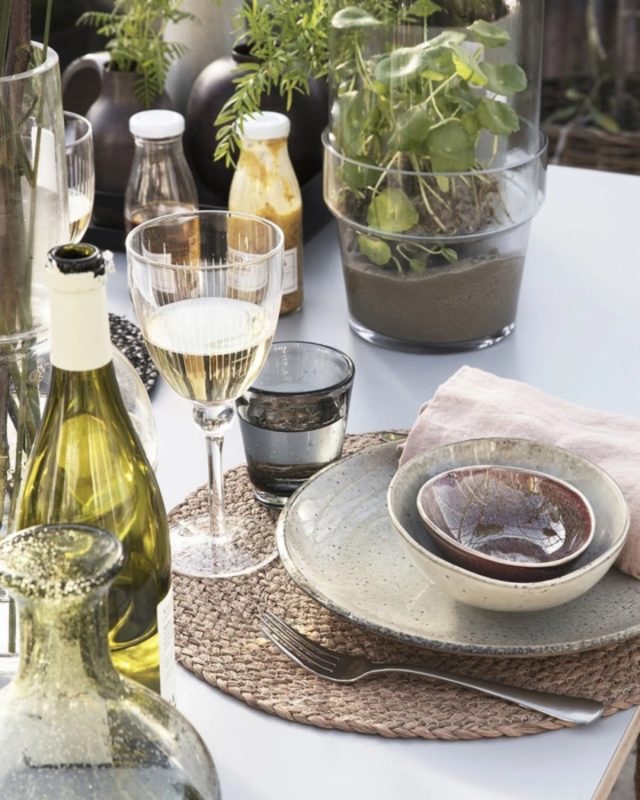 House Doctor’s Lake skål er en elegant og alsidig tilføjelse til dit hjem med sin lysegrå farve og rustikke design 🩶⁠
Lake skålens foodsafe kvalitet betyder, at den er sikker at bruge til alle dine favoritretter, lige fra salater og snacks til større måltider.⁠
⁠
#køkkeninspiration #borddækning #nordickitchen #køkkendetaljer #køkkenstil #kitchenstyle #skandinaviskdesign #køkkenhygge #spiseplads⁠