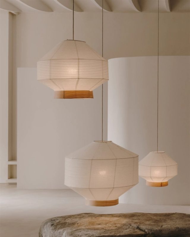 Fra Kave Home kommer denne Hila pendellampe, en unik kombination af rustik stil og moderne finesse. Lampen, fremstillet med omhyggelighed og øje for detaljen, består af en foldbar skærm af hvidt papir suppleret med delikate detaljer i naturlig træfinér 💡⁠
⁠
⁠
#køkkeninspiration #borddækning #nordickitchen #køkkendetaljer #køkkenstil #boliginspiration #kitchenstyle #skandinaviskdesign #køkkenhygge #spiseplads⁠