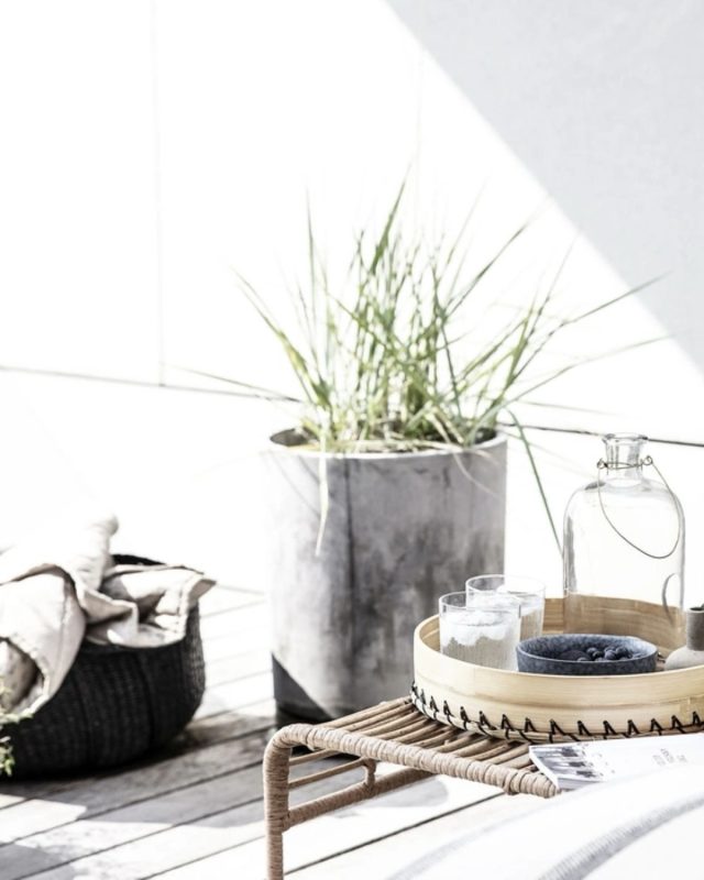 House Doctor præsenterer Acian-trayen, en æstetisk og funktionel bakke, der perfekt kombinerer naturens enkelhed med moderne design. Denne bakke, som tilhører Acian-serien, er fremstillet af bambus og søgræs, hvilket sikrer både lethed og holdbarhed 🌿⁠
⁠
⁠
#køkkeninspiration #borddækning #nordickitchen #køkkendetaljer #køkkenstil #boliginspiration #kitchenstyle #skandinaviskdesign #køkkenhygge #spiseplads⁠
