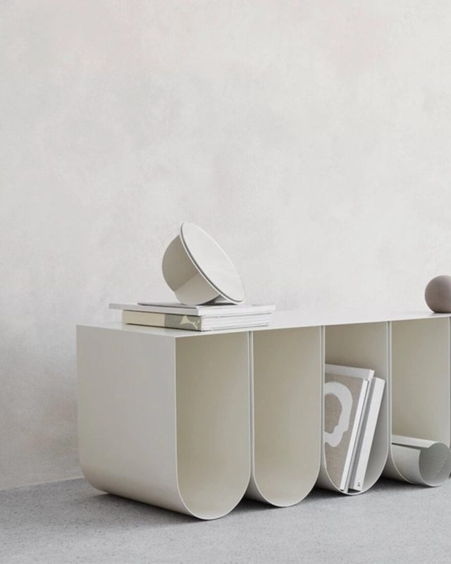 Curved bænken, en minimalistisk og sofistikeret tilføjelse til enhver moderne indretning 🤍 ⁠
⁠
Den beige farve giver en rolig og varm æstetik, der let kan integreres i forskellige farveskemaer og stilretninger. Bænkens unikke design med de buede former tilføjer en visuel lethed og elegance, der gør den til et iøjnefaldende element i rummet. Bænken er en del af Curved serien, som er kendt for sit innovative, men tidløse design, der kombinerer funktionalitet med æstetik 👏⁠
⁠
#entréinspiration #entréindretning #opbevaring #nordicentry #spejldesign #boliginspiration #hjemmedetaljer #skandinaviskdesign #entréstyle #velkommenhjem