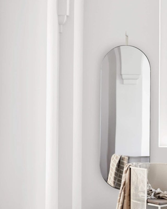 Kristina Dam præsenterer et unikt element inden for interiørdesign med sit Roterende Spejl, der tilhører den eksklusive Rotating Mirror-serie 🪞⁠
⁠
Dette spejl skaber en stærk visuel effekt i ethvert rum med sit slående design og metalliske elegance. Udført i høj kvalitet stål, fremhæver spejlet den karakteristiske sorte farve, der udstråler både moderne minimalisme og tidløs elegance 🩶⁠
⁠
#entréinspiration #entréindretning #opbevaring #nordicentry #spejldesign #boliginspiration #hjemmedetaljer #skandinaviskdesign #entréstyle #velkommenhjem