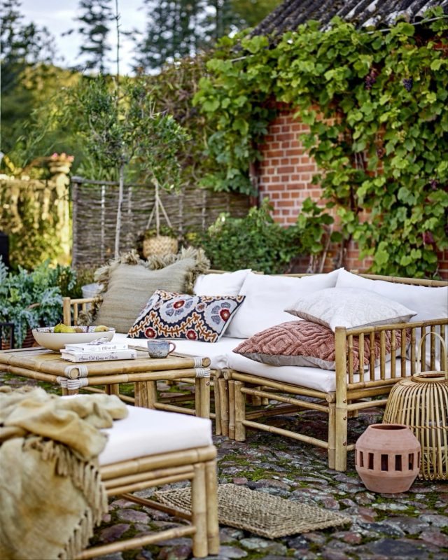 Fra Bloomingvilles charmerende Binte-serie præsenteres denne stilrene dørmåtte, der er omhyggeligt flettet i søgræs med en naturlig farve, der tilfører en varm og indbydende stemning til ethvert hjem 🤎⁠
⁠
Materialet søgræs er kendt for sin holdbarhed og naturvenlige egenskaber, hvilket gør denne måtte til et bæredygtigt valg for miljøbevidste forbrugere. Det tætte, åbne væv bidrager ikke kun med en rustik æstetik, men også med praktisk funktionalitet, der sikrer, at måtten er både robust og let at vedligeholde.⁠
⁠
#entréinspiration #entréindretning #opbevaring #nordicentry #spejldesign #boliginspiration #hjemmedetaljer #skandinaviskdesign #entréstyle #velkommenhjem