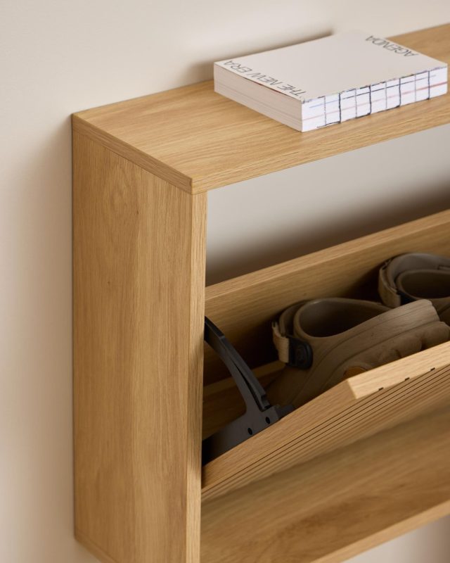 Signature’s Norelia skoskab er en elegant og praktisk opbevaringsløsning designet til at supplere dit hjem med både funktionalitet og stil. Fremstillet med en præcision i materialevalg, er dette skoskab skabt med en MDF-kerne, hvilket giver det en robust og holdbar struktur 👠👞⁠
⁠
Skabets ramme og skuffe er dækket af en indbydende eg-farvet melaminfinish, der tilføjer en naturlig og varm æstetik til dit rum. Overfladebehandlingen er ru, hvilket bidrager til en autentisk følelse af træ og gør skabet særligt behageligt at røre ved 🤩⁠
⁠
#entréinspiration #entréindretning #opbevaring #nordicentry #spejldesign #boliginspiration #hjemmedetaljer #skandinaviskdesign #entréstyle #velkommenhjem ⁠