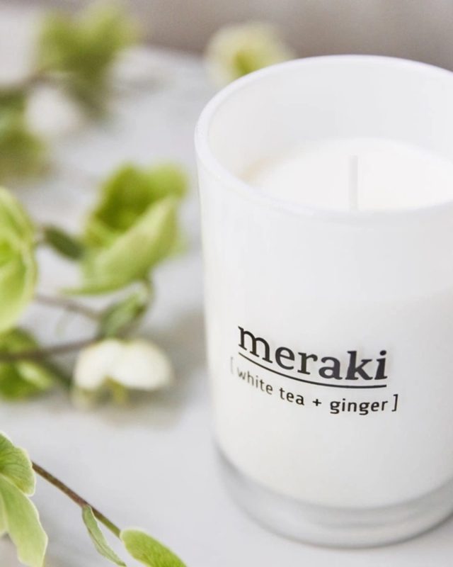 Meraki’s duftlys med White Tea & Ginger aroma er et skønt supplement til ethvert hjem. Med sin elegante, hvide farve og stilrene design passer lyset ind i enhver indretning og skaber en afslappende atmosfære. Dette duftlys er fremstillet af soyavoks, en naturlig og miljøvenlig ingrediens, der giver et renere lys med minimal soddannelse sammenlignet med traditionelle stearinlys 🤍🕯️⁠
⁠
⁠
#likehomedk #scandihome #scandiliving #nordichomes #interiorlovers #interiør #interiørmagasinet #soveværelsesinspiration #soveværelsesdesign #bedroomgoals #nordicbedroom #boliginspiration #skandinaviskdesign #bedroomstyle #hjemmehygge #soveværelsesdetaljer #sengetid ⁠