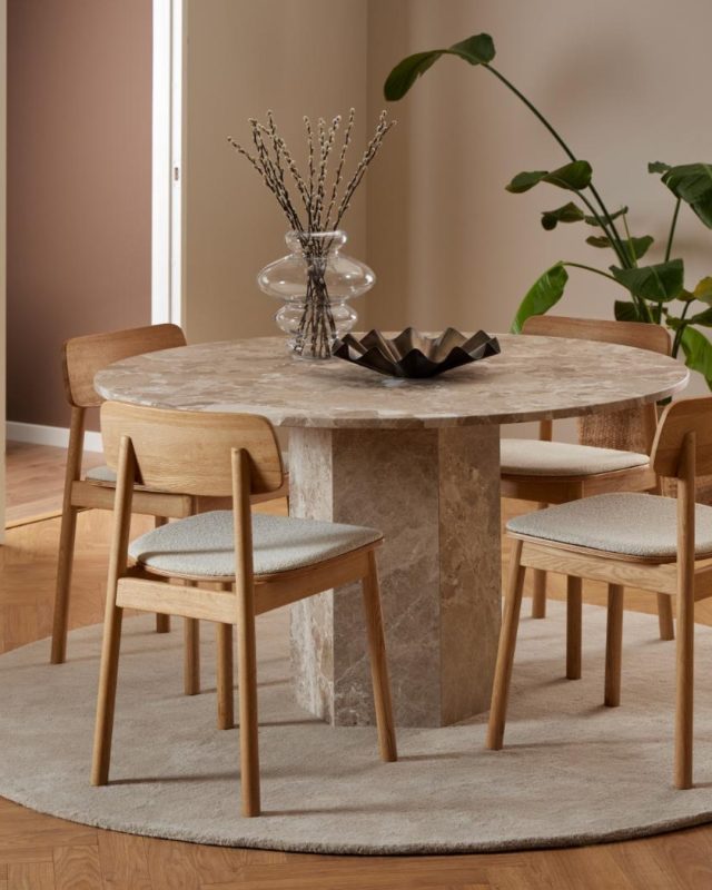 Signature præsenterer det sofistikerede spisebord Urmala, en del af den eksklusive Urmala-serie. Dette spisebord kombinerer elegance og funktionalitet på bedste vis med sine harmoniske proportioner og nøje udvalgte materialer 😍 ⁠
⁠
Bordets overflade og stel er fremstillet i marmor, hvilket giver en både robust og luksuriøs følelse, der tilfører ethvert rum et strejf af tidløs elegance. Med en herlig mat lattebrun farve integreres bordet let i de fleste hjem og skaber en rolig og sofistikeret atmosfære 🤎⁠
⁠
#spisestueinspiration #spisestueindretning #borddækning #spisebord #nordicdining #skandinaviskdesign #boliginspiration #spisestuestil #hyggevedbordet #interiør #likehomedk #scandihome #scandiliving #nordichomes #interiorlovers #interiørmagasinet
