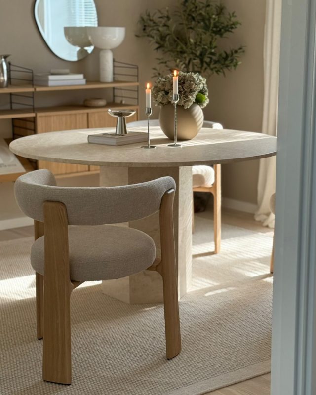 @home_by_juul har indrettet hendes spistestue med de flotteste spisebordsstole fra Kave home 🪑⁠
⁠
Granite spisestol er en harmonisk kombination af moderne design og bæredygtighed. Denne stol, klædt i en blød, tofarvet beige chenille, tilføjer et elegant præg til ethvert hjem med sin runde og indbydende form. Dens ben er lavet af massivt asketræ i en naturlig finish, hvilket gør den både robust og æstetisk tiltalende. Stolens polstrede sæde byder på medium skum, hvilket sikrer en behagelig siddeoplevelse 😍⁠
⁠
#spisestueinspiration #spisestueindretning #borddækning #spisebord #nordicdining #skandinaviskdesign #boliginspiration #spisestuestil #hyggevedbordet #likehomedk #scandihome #scandiliving #nordichomes #interiorlovers #interiør #interiørmagasinet