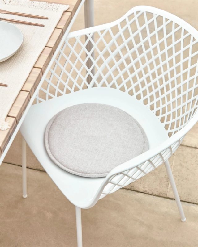 Kave Home præsenterer med stolthed Silke-serien, som inkluderer disse elegante beige stolhynder, der er designet til at kombinere funktionalitet med en moderne og nordisk stil 🤍⁠
⁠
Hynderne er fremstillet af et nøje udvalgt stofblanding, der indeholder både polyester og akrylfibre, hvilket sikrer både holdbarhed og komfort. Den beige farve integreres nemt i enhver indretning, hvilket gør dem til et tidløst tilbehør til din spisestue eller dit arbejdsværelse 👏⁠
⁠
#spisestueinspiration #spisestueindretning #borddækning #spisebord #nordicdining #skandinaviskdesign #boliginspiration #spisestuestil #hyggevedbordet #likehomedk #scandihome #scandiliving #nordichomes #interiorlovers #interiør #interiørmagasinet