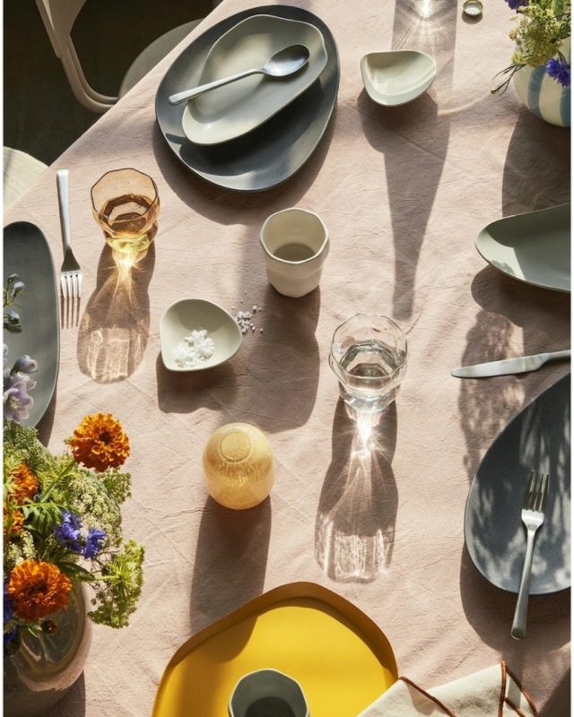 Broste Copenhagen har skabt et elegant og tidløst stykke som en del af deres Limfjord-serie, nemlig et smukt fad i beige stentøj. Farven, som kan variere lidt fra fad til fad, tilføjer en autentisk og unik karakter til hvert enkelt stykke, hvilket gør dem til en attraktiv tilføjelse til ethvert bordopdækning eller interiør 😍⁠
⁠
#spisestueinspiration #spisestueindretning #borddækning #spisebord #nordicdining #skandinaviskdesign #boliginspiration #spisestuestil #hyggevedbordet #likehomedk #scandihome #scandiliving #nordichomes #interiorlovers #interiør #interiørmagasinet
