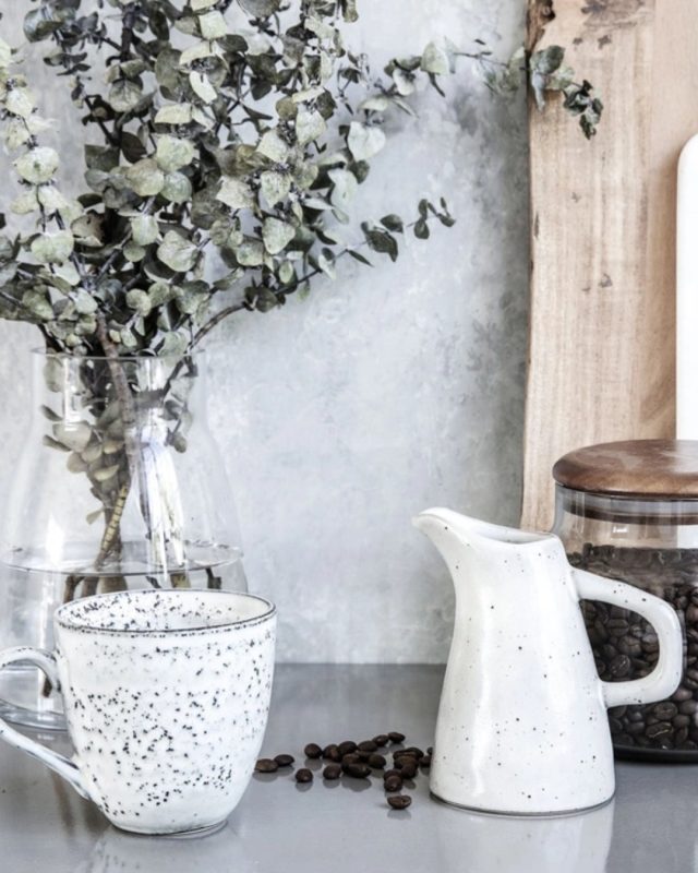 House Doctor præsenterer en stilfuld og tidløs kande fra deres populære Nurture-serie. Denne smukke kande i grå/blå stentøj er en perfekt blanding af minimalistisk design og funktionalitet, hvilket gør den til et must-have i ethvert moderne hjem. Lavet af stentøj, er denne kande ikke kun holdbar, men også yderst elegant. Den er designet til at kunne tåle daglig brug, mens den samtidig tilføjer et æstetisk touch til din borddækning 🤍⁠
⁠
#likehomedk #scandihome #scandiliving #nordichomes #interiorlovers #interiør #interiørmagasinet#stueindretning #stueinspiration #hyggehjørne #nordicliving #sofastyle #stuedesign #boliginspiration #skandinaviskdesign #hygge⁠
