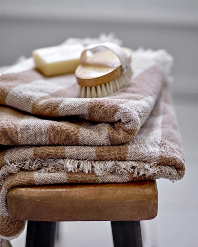 Elaia håndklædet skiller sig ud med sit attraktive to-tonede stripemønster, udført i varierende nuancer af brun og beige, som tilføjer en moderne, men tidløs charme til ethvert badeværelsesindretning 🛁⁠
⁠
Håndklædets kanter er udsmykket med delikate frynser, der giver et ekstra pift af stil og flair. Dets design ikke blot forhøjer den æstetiske appel, men fremmer også en følelse af luksus og velvære i dit daglige badritual 🫧⁠
⁠
#badeværelsesinspiration #badeværelsesdesign #nordicbathroom #badeværelsesdetaljer #skandinaviskdesign #bathroomstyle #badeværelseshygge #likehomedk #scandihome #scandiliving #nordichomes #interiorlovers #interiør #interiørmagasinet #boliginspiration