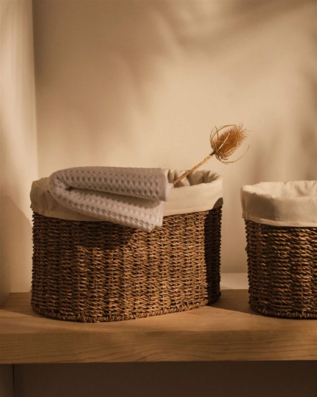 Fra Kave Home kommer dette sæt på to kurve fra Tossa-kollektionen, designet til at kombinere funktionalitet med æstetik i ethvert hjemligt miljø 😍⁠
⁠
Disse kurve er lavet af nøje udvalgte naturfibre, og deres rustikke, koloniale stil passer ind i næsten enhver indretning, hvilket giver en varm og indbydende følelse til rummet. De er ideelle til indendørs brug og er ikke beregnet til brug udenfor eller i overdækkede udendørs rum 🤎⁠
⁠
#likehomedk #scandihome #scandiliving #nordichomes #interiorlovers #interiørmagasinet #badeværelsesinspiration #badeværelsesdesign #nordicbathroom #badeværelsesdetaljer #boliginspiration #skandinaviskdesign #bathroomstyle #badeværelseshygge #interiør⁠