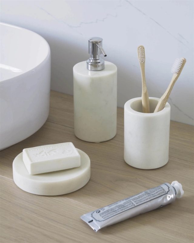 Giv dit badeværelse et strejf af elegance og tidløs skønhed med Elenei tandbørsteholderen fra Kave Home 🪥 ⁠
⁠
Denne holdbare og stilrene tandbørsteholder er fremstillet af 100% naturligt marmor og demonstrerer et kompromisløst engagement i både kvalitet og æstetik. Med sine raffinerede hvide nuancer og den naturlige finish passer den perfekt ind i enhver moderne eller nordisk indretningsstil 🤎⁠
⁠
#likehomedk #scandihome #scandiliving #nordichomes #interiorlovers #interiørmagasinet #badeværelsesinspiration #badeværelsesdesign #nordicbathroom #badeværelsesdetaljer #boliginspiration #skandinaviskdesign #bathroomstyle #badeværelseshygge #interiør⁠