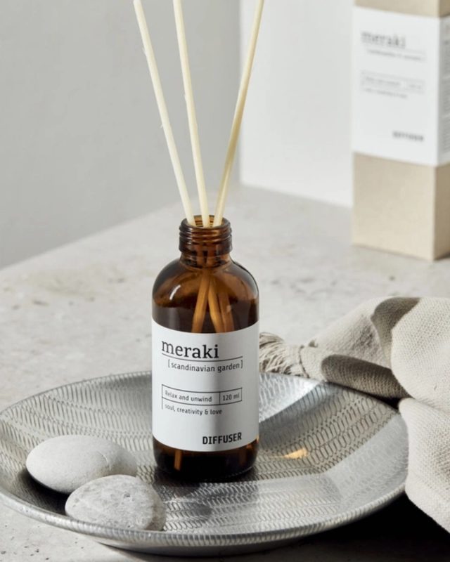 Med denne duftfrisker kan du let forvandle atmosfæren i forskellige rum. Placer den i stuen, entreen, soveværelset eller badeværelset for at skabe en frisk og indbydende stemning, som både du og dine gæster vil nyde 🤩⁠
⁠
På badeværelset kan den tilføre en beroligende spastemning og forlænge følelsen af velvære efter et afslappende bad. Den kan også benyttes i en butik for at give kunderne en ekstra behagelig og harmonisk oplevelse 🤎⁠
⁠
⁠
⁠
#badeværelsesinspiration #badeværelsesdesign #nordicbathroom #badeværelsesdetaljer #boliginspiration #skandinaviskdesign #bathroomstyle #badeværelseshygge #likehomedk #scandihome #scandiliving #nordichomes #interiorlovers #interiør #interiørmagasinet