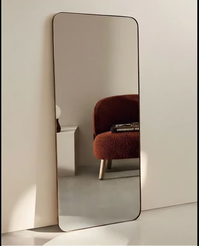 ✨ Nyhed ✨⁠
Dette smukke vægspejl fra Kave Home er landet hos os 💛⁠
Spejlet har en elegant guldramme, som giver et eksklusivt udtryk. ⁠
Perfekt til soveværelset, entréen eller gangen.⁠
⁠
Find spejlet på Likehome.dk ✨⁠
⁠
💛 Kundeklub: 10 % rabat*, loyalitetspoints og 3 års reklamationsret 💛⁠
⁠
#entréinspiration #entréindretning #opbevaring #nordicentry #spejldesign #boliginspiration #hjemmedetaljer #skandinaviskdesign #entréstyle #velkommenhjem