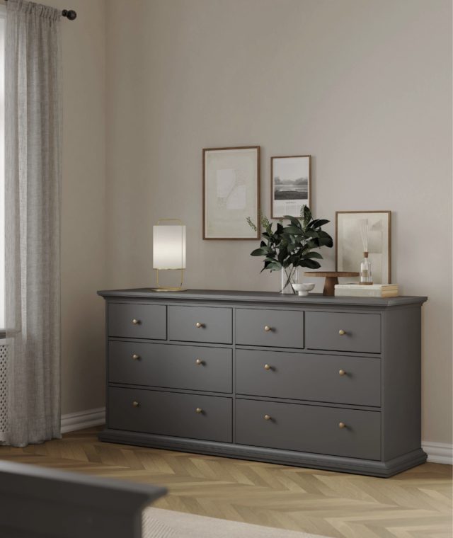 ✨ Har du set vores nyhed? ✨⁠
Denne kommode fra Vesterholm er landet hos os 🩶⁠
Nora, dobbelt kommode med 8 skuffer i mat grå, er et robust og elegant møbel, hvor opbevaring og æstetik går hånd i hånd. Perfekt til soveværelset, entréen eller gangen.⁠
⁠
Find kommoden på Likehome.dk ✨⁠
⁠
Bliv en del af kundeklubben og få:⁠
10 % rabat på alle varer, loyalitetspoints og 3 års reklamationsret 🩶⁠
⁠
⁠
#soveværelsesinspiration #soveværelsesdesign #bedroomgoals #nordicbedroom #boliginspiration #skandinaviskdesign #bedroomstyle #hjemmehygge #soveværelsesdetaljer #sengetid ⁠