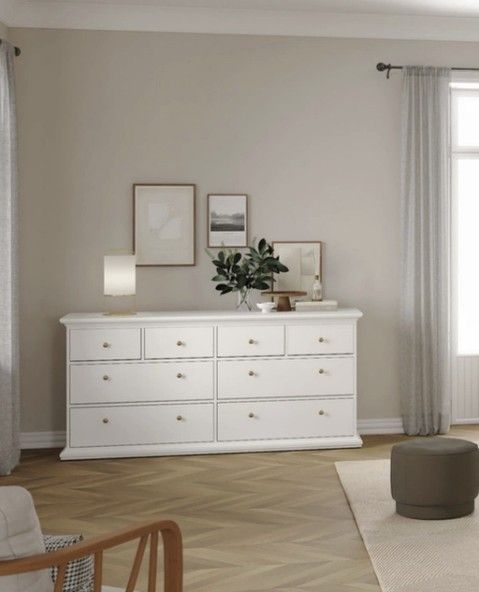 Har du også set vores anden kommode-nyhed? 💌⁠
⁠
Denne kommode fra Vesterholm er landet hos os 🤍⁠
Nora, dobbelt kommode med 8 skuffer i hvid, er et robust og elegant møbel, hvor opbevaring og æstetik går hånd i hånd. Perfekt til soveværelset, entréen eller gangen.⁠
⁠
Find kommoden på Likehome.dk ✨⁠
⁠
❗️Bliv en del af kundeklubben og få:⁠
10 % rabat på alle varer, loyalitetspoints og 3 års reklamationsret 🤍⁠
⁠
#soveværelsesinspiration #soveværelsesdesign #bedroomgoals #nordicbedroom #boliginspiration #skandinaviskdesign #bedroomstyle #hjemmehygge #soveværelsesdetaljer #sengetid ⁠