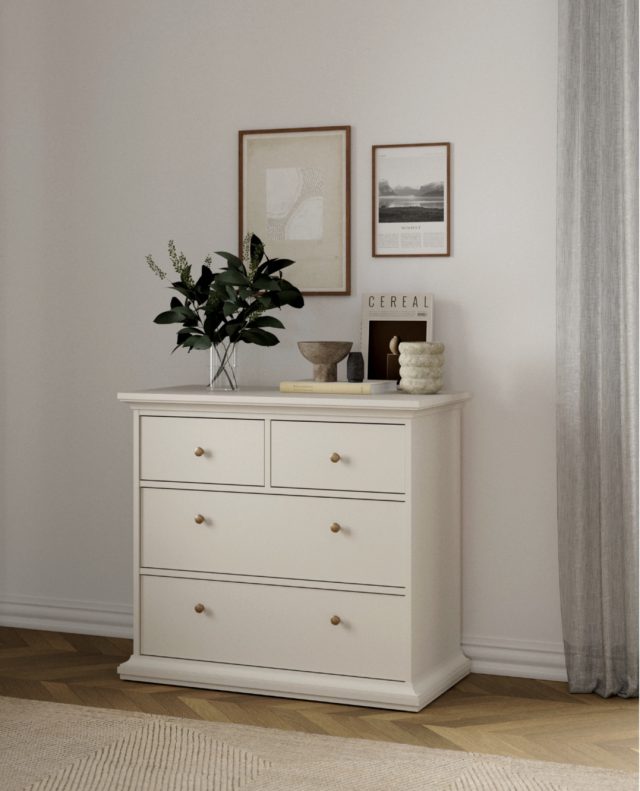 ✨ Har du set vores Vesterholm-kampagne? ✨⁠
⁠
Nora-kommoden med 4 skuffer fås i kashmir, mat grå og hvid 🤍🩶🖤⁠
⁠
En mindre kommode med et elegant og robust design, hvor funktionel opbevaring og æstetik går hånd i hånd. Perfekt til soveværelset, entréen eller gangen.⁠
⁠
Find kommoden på Likehome.dk ✨⁠
⁠
❗️Bliv en del af kundeklubben og få:⁠
10 % rabat på alle varer, loyalitetspoints og 3 års reklamationsret ⁠
#soveværelsesinspiration #soveværelsesdesign #bedroomgoals #nordicbedroom #boliginspiration #skandinaviskdesign #bedroomstyle #hjemmehygge #soveværelsesdetaljer #sengetid ⁠