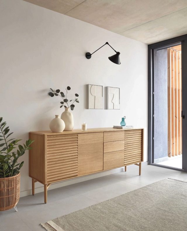 ✨ Skænk fra Kave Home ✨⁠
⁠
Mangler du en flot og rummelig skænk til hjemmet 🤎⁠
Lenon skænken kombinerer funktion og æstetik i et stilrent og elegant design.⁠
Skænken er udført i egetræ og har afrundede kanter samt smukke relieffer på lågerne, som giver et eksklusivt udtryk og passer perfekt ind i et nordisk hjem.⁠
⁠
Lenon skænken er både praktisk og dekorativ og fungerer perfekt i stue, spisestue eller køkken, hvor opbevaring gerne må være en del af indretningen.⁠
En skænk der virkelig emmer af kvalitet og design.⁠
⁠
Find skænken på Likehome.dk ✨⁠
⁠
❗️ Bliv en del af kundeklubben og få⁠
10 % rabat på alle varer, loyalitetspoints og 3 års reklamationsret ✨⁠
⁠
⁠
#spisestueinspiration #spisestueindretning #borddækning #spisebord #nordicdining #skandinaviskdesign #boliginspiration #spisestuestil #hyggevedbordet #interiør⁠