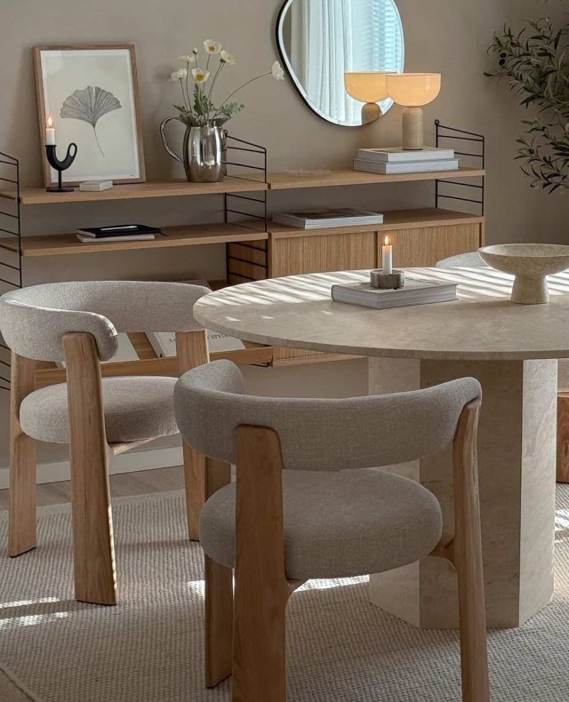 🤍⁠ Drømmer du om en spisestue som denne 🤍⁠
Her er en af vores bestsellers fra Kave Home. Granite spisestolen kombinerer elegant design, blød chenille og ben i træ. Komfort og kvalitet i én og samme stol.⁠
⁠
Find den på likehome.dk ✨⁠
⁠
Billederne er fra: home_by_juul⁠
⁠
❗️ Bliv en del af kundeklubben og få:⁠
10 % rabat på alle varer, loyalitetspoints og 3 års reklamationsret ✨⁠
⁠
⁠
#spisestueinspiration #spisestueindretning #borddækning #spisebord #nordicdining #skandinaviskdesign #boliginspiration #spisestuestil #hyggevedbordet #interiør⁠