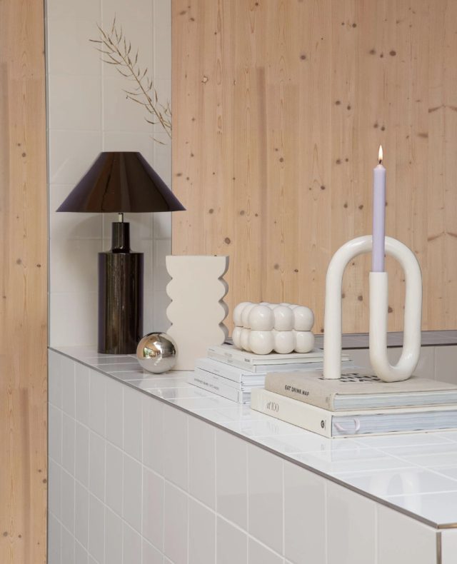 ✨ Æstetisk belysning fra Zuiver ✨⁠
⁠
Tubo lysestagen fra Zuiver kombinerer skulpturelt design med en smuk perlemorsfinish 🤍⁠
Den reflekterer lyset elegant og skaber en varm og eksklusiv stemning i rummet.⁠
⁠
Perfekt som dekorativ detalje i stuen eller på spisebordet.⁠
⁠
Find Zuiver hos likehome.dk ✨⁠
⁠
❗️ Bliv en del af kundeklubben og få:⁠
10 % rabat på alle varer, loyalitetspoints og 3 års reklamationsret ✨⁠
⁠
⁠
#stueindretning #stueinspiration #hyggehjørne #nordicliving #sofastyle #stuedesign #interiør #boliginspiration #skandinaviskdesign #hygge⁠