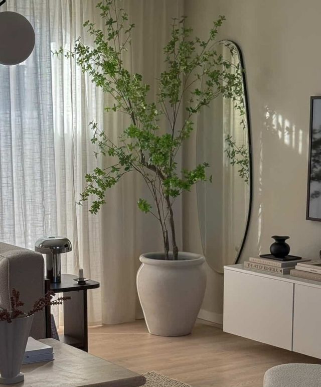 ✨ Skab liv i stuen med et træ der altid vil være pænt ✨⁠
⁠
Den kunstige Enkianthus fra Kave Home giver et naturligt og realistisk udtryk 🤍⁠
Så fint udført at den næsten ser ægte ud og skaber en varm stemning i rummet.⁠
⁠
Find den på likehome.dk ✨⁠
⁠
Billederne er fra: home_by_juul⁠
⁠
❗️ Bliv en del af kundeklubben og få:⁠
10 % rabat på alle varer, loyalitetspoints og 3 års reklamationsret ✨⁠
⁠⁠
⁠
#stueindretning #stueinspiration #hyggehjørne #nordicliving #sofastyle #stuedesign #interiør #boliginspiration #skandinaviskdesign #hygge⁠