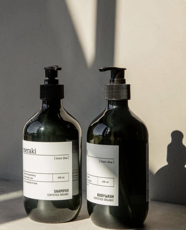 💚 Forkæl dig selv med Meraki 💚⁠
⁠
Linen Dew bodywash plejer og fugter huden med økologiske ekstrakter og en frisk duft af pebermynte og patchouli 🫧⁠
⁠
Certificeret COSMOS organic og perfekt til daglig velvære.⁠
⁠
Find Meraki hos likehome.dk ✨⁠
⁠
❗️ Bliv en del af kundeklubben og få:⁠
10 % rabat på alle varer, loyalitetspoints og 3 års reklamationsret ✨⁠
⁠
⁠
⁠
#badeværelsesinspiration #badeværelsesdesign #nordicbathroom #badeværelsesdetaljer #boliginspiration #skandinaviskdesign #bathroomstyle #badeværelseshygge #interiør⁠