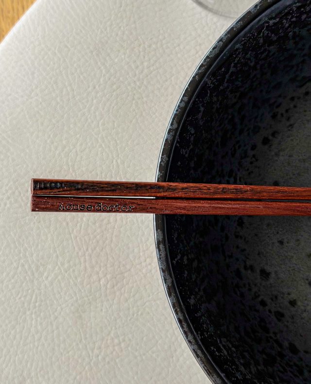 🥢 Kampagne før 119 kr nu kun 90 kr for 6 sæt ⁠🥢⁠
⁠
Flot og æstetisk sæt spisepinde i mørkt akacietræ, der giver en varm og naturlig stemning på bordet 🤍🍜⁠
Perfekt til både hverdag og gæstemiddag.⁠
⁠
Før 119 kr, Nu kun 90 kr for 6 sæt, Spar 29 kr ✨⁠
⁠
Find dem på likehome.dk ✨⁠
⁠
⁠
#køkkeninspiration #borddækning #nordickitchen #køkkendetaljer #køkkenstil #boliginspiration #kitchenstyle #skandinaviskdesign #køkkenhygge #spiseplads⁠