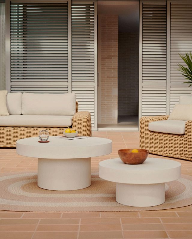 🐚Sofabord i enkelt design i cement🐚⁠
⁠
Aiguablava sofabordet fra Kave Home er lavet i cement og har et rent og minimalistisk udtryk 🤍⁠
Et stilrent bord der kan bruges både indendørs og udendørs.⁠
Størrelse: H: 41 cm x L: 90 cm.⁠
⁠
Find det på likehome.dk ✨⁠
⁠
❗️ Bliv en del af kundeklubben og få:⁠
10 % rabat på alle varer, loyalitetspoints og 3 års reklamationsret ✨⁠
⁠
⁠
#stueindretning #stueinspiration #hyggehjørne #nordicliving #sofastyle #stuedesign #interiør #boliginspiration #skandinaviskdesign #hygge⁠